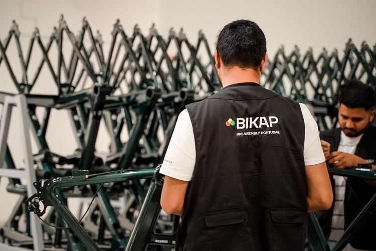 Equipa da BIKAP a preparar quadros para a montagem